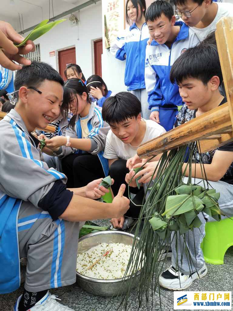 刀坝中学开展“粽香溢校园”端午节主题活动(图7) FCA0A0F5D58A177D564FAB6DAB92F515_768_1024_42.jpg