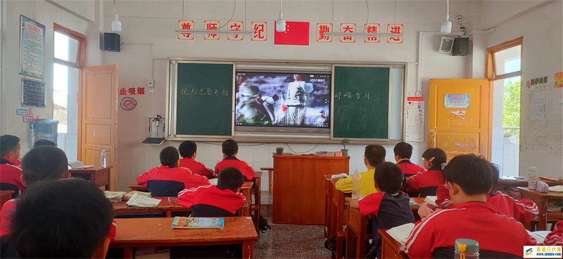 观红色电影,忆峥嵘岁月 合水镇中心完全小学开展红色观影活动(图1) 1.jpg