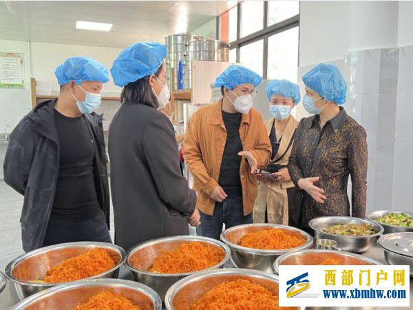 佘小华一行到印江县刀坝镇开展调研督导工作(图3) 幼儿园食堂_副本.jpg