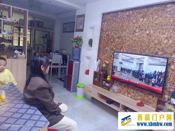 永远跟党走 共筑中国梦 ——刀坝镇教育系统掀起收听收看党的二十大开幕式热潮(图3) 杨群_副本.jpg