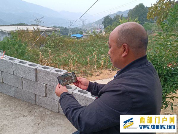 永远跟党走 共筑中国梦 ——刀坝镇教育系统掀起收听收看党的二十大开幕式热潮(图4) 叶勇_副本.jpg