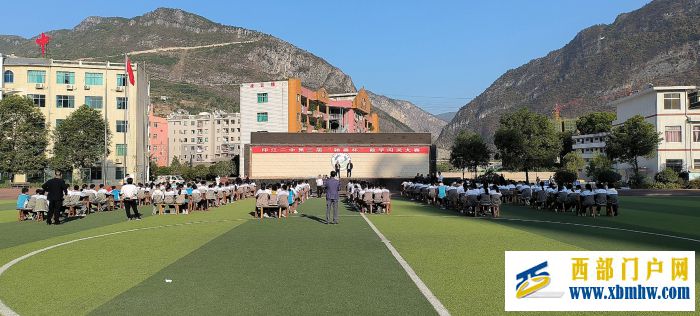 印江二中举行第三届“翰墨杯”数学闯关大赛(图1) 001.jpg