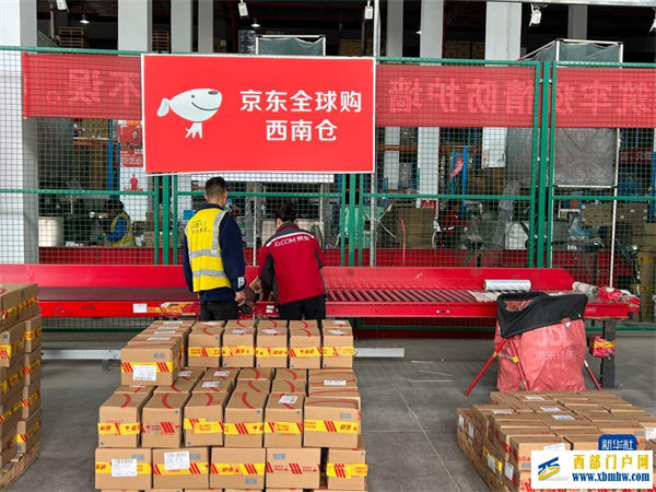 跨境公路班车“加速跑” 全球商品配送忙——重庆公路物流基地见闻(图2) 跨境公路班车“加速跑” 全球商品配送忙——重庆公路物流基地见闻(图2)