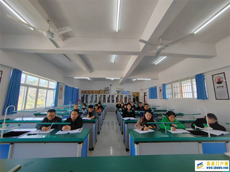 贵州省印江实验小学、新场小学开展以“践行新课标,赋能新课堂”为主题的校际教研活动(图2) 评课议课.jpg