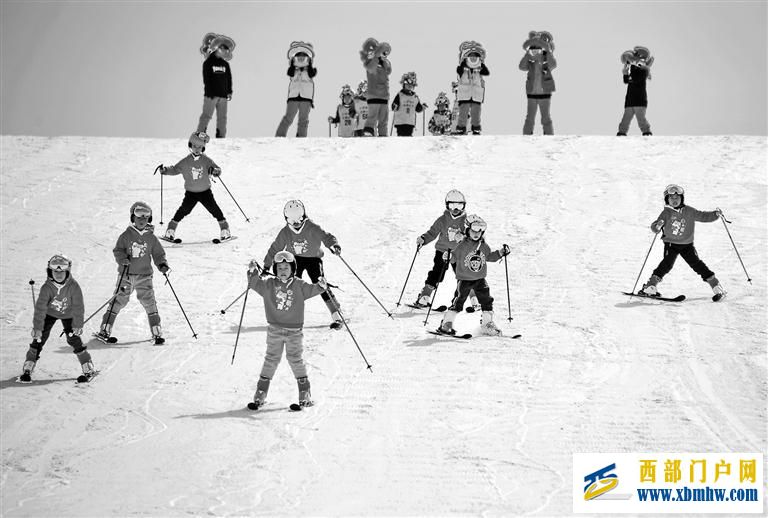 甘肃省推动大众冰雪运动持续深入健康开展(图1) 甘肃省推动大众冰雪运动持续深入健康开展(图1)