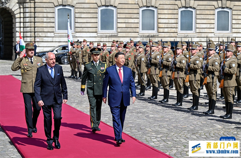 习近平出席匈牙利总统舒尤克和总理欧尔班举行的欢迎仪式(图2) 习近平出席匈牙利总统舒尤克和总理欧尔班举行的欢迎仪式(图2)