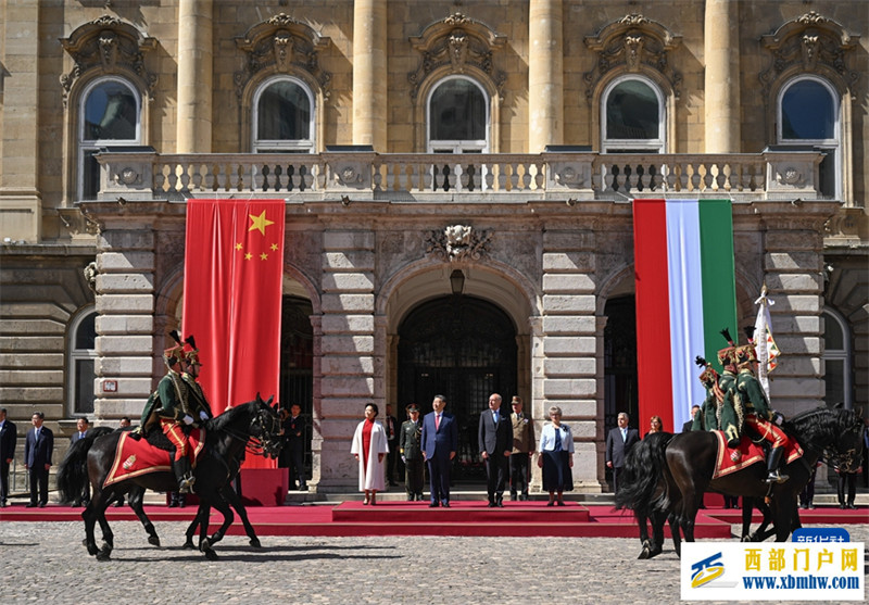 习近平出席匈牙利总统舒尤克和总理欧尔班举行的欢迎仪式(图4) 习近平出席匈牙利总统舒尤克和总理欧尔班举行的欢迎仪式(图4)