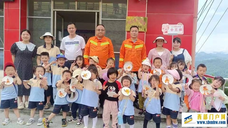 刀坝镇中心幼儿园联合参观消防队、派出所活动(图3) 微信图片_20240614133109.jpg