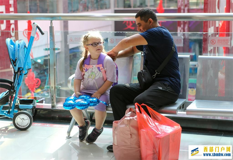 新疆霍尔果斯：跨境游、购物游火热(图10)