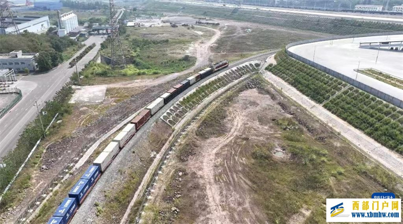 重庆涪陵龙头港“点到点”快速货物班列首发(图1) 重庆涪陵龙头港“点到点”快速货物班列首发(图1)
