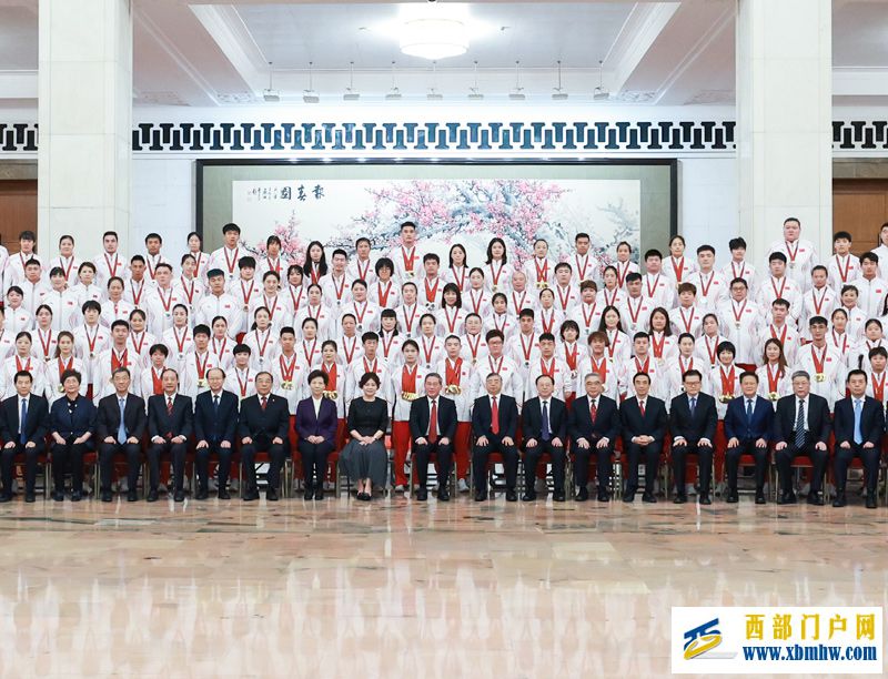 李强会见第17届残奥会中国体育代表团(图1) 李强会见第17届残奥会中国体育代表团(图1)