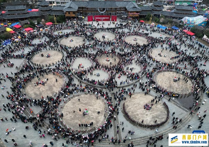 两对苗族双胞胎姐妹共赴“甘囊香”(图10) 两对苗族双胞胎姐妹共赴“甘囊香”(图10)