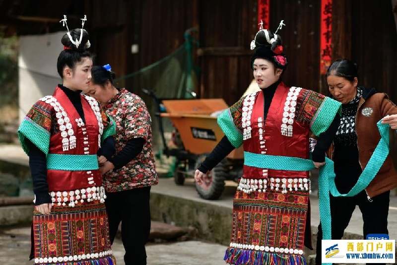 两对苗族双胞胎姐妹共赴“甘囊香”(图12) 两对苗族双胞胎姐妹共赴“甘囊香”(图12)