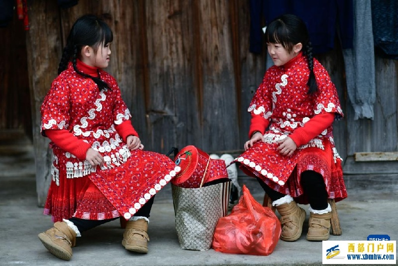 两对苗族双胞胎姐妹共赴“甘囊香”(图2) 两对苗族双胞胎姐妹共赴“甘囊香”(图2)