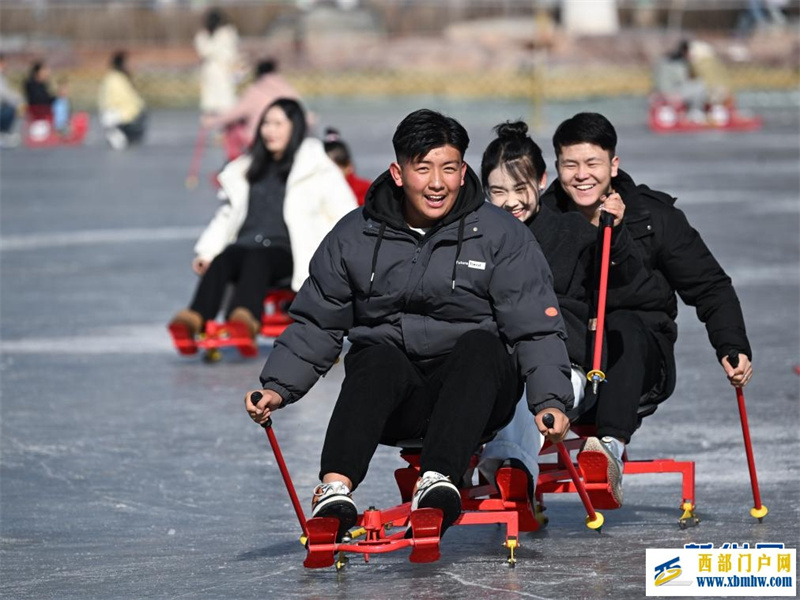 青海西宁:乐享冰趣 欢度周末(图2) 青海西宁:乐享冰趣 欢度周末(图2)
