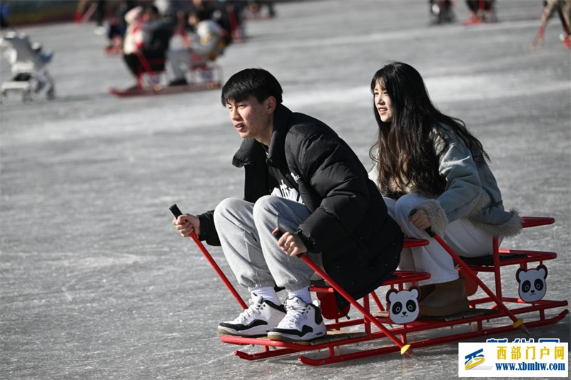 青海西宁:乐享冰趣 欢度周末(图3) 青海西宁:乐享冰趣 欢度周末(图3)