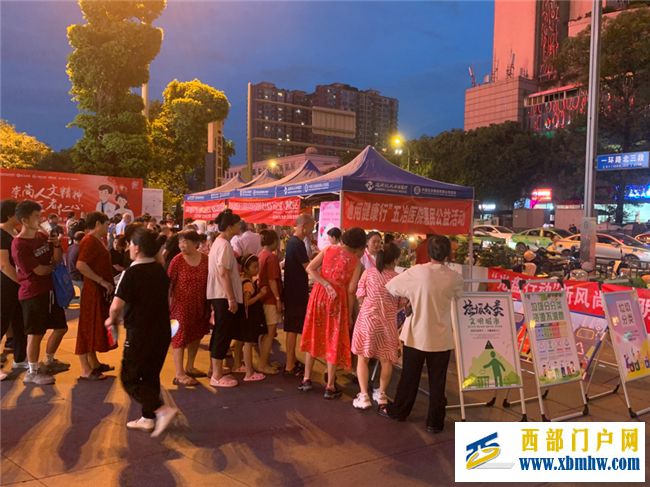 荷花池社区在金牛万达广场开展便民宣传志愿服务活动(图3)