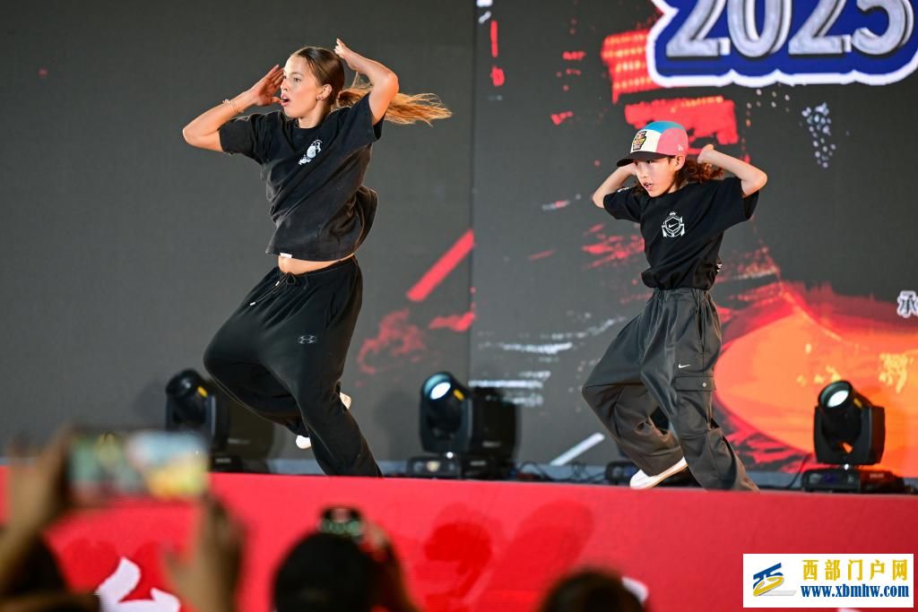 新疆“丝绸之路”街舞展演燃动油城(图4)