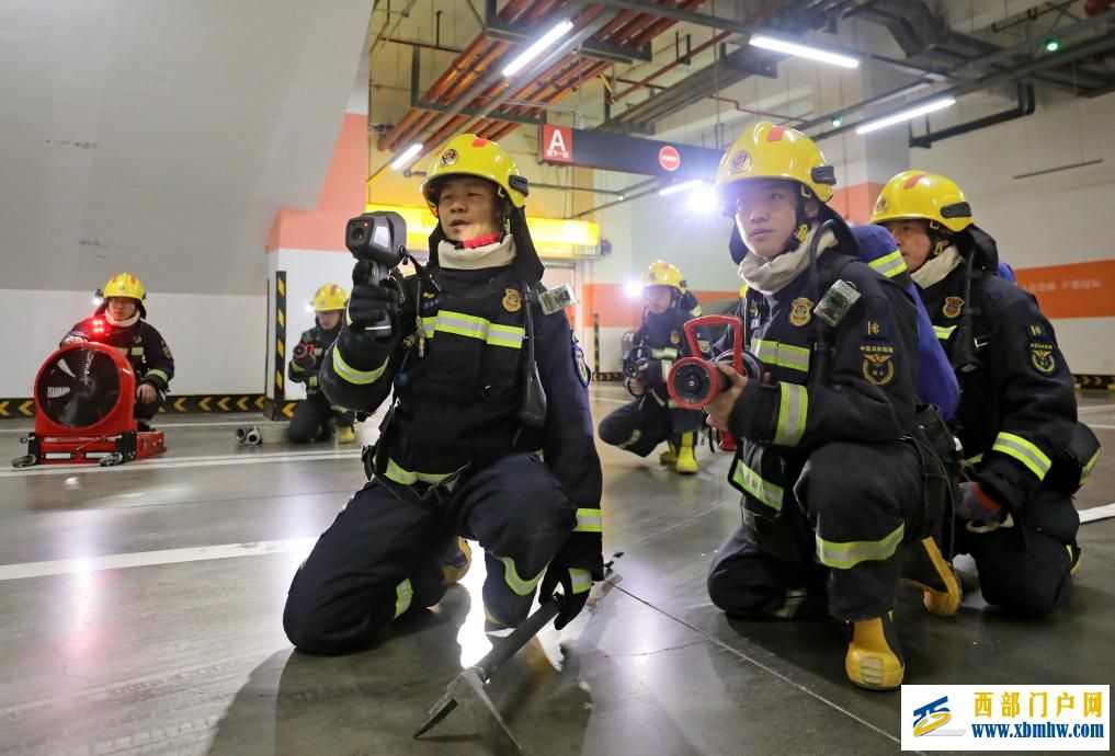 宁夏消防总队开展大型商业综合体灭火救援实战演练(图2)