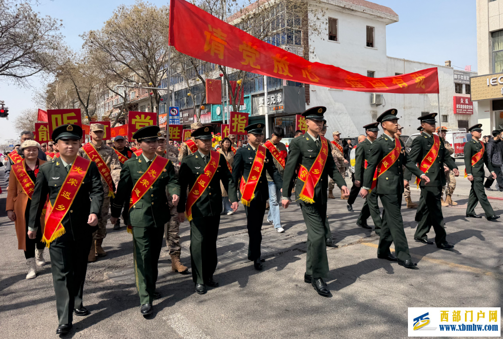 灵武市：老兵载誉归 新兵踏梦行(图2)